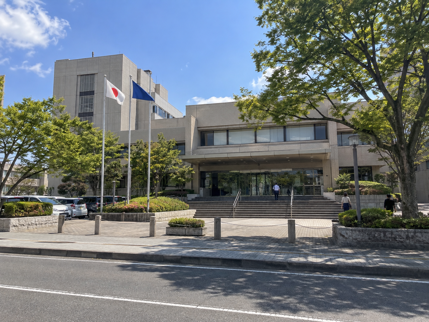 川瀬市役所に隣接する市議会議会棟の外観